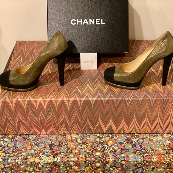 CHANEL Metallic Suede CC Platform Pumps - Picture 2 of 6